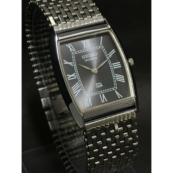 Vintage Style Seiko Quartz Mens Silver Watch & Black accents W/ Metal Strap - Picture 5 of 7